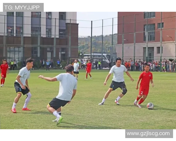 足球明星间热情碰拳庆祝胜利 展现团队精神与凝聚力